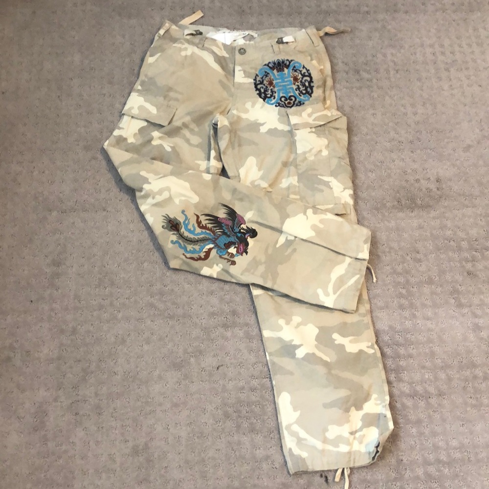 camo cargo pants w embroidery